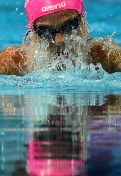 J.Jefimova po posūkio ėmė plaukti daug greičiau.<br>AFP/Scanpix nuotr.