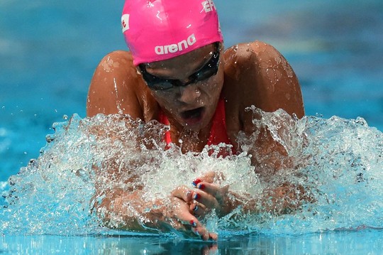 J.Jefimova po posūkio ėmė plaukti daug greičiau.<br>AFP/Scanpix nuotr.