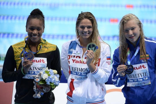 Medalininkės. (iš kairės): bronzą iškovojusi A.Atkinson, auksą laimėjusi J.Jefimova ir R.Meilutytė.<br>AFP/Scanpix nuotr.