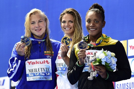 Medalininkės. (iš kairės): sidabro medalį laiko R.Meilutytė, J.Jefimova džiaugiasi auksu, A.Atkinson – bronza.<br>AFP/Scanpix nuotr.