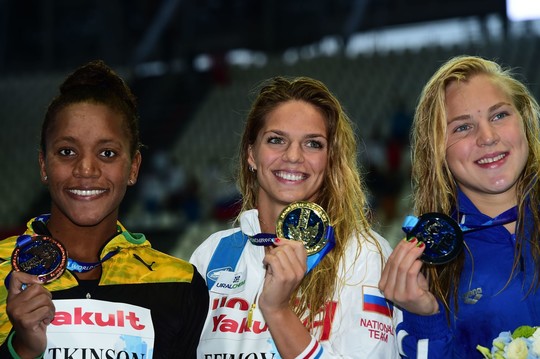 Medalininkės. (iš kairės): sidabro medalį laiko R.Meilutytė, J.Jefimova džiaugiasi auksu, A.Atkinson – bronza.<br>AFP/Scanpix nuotr.