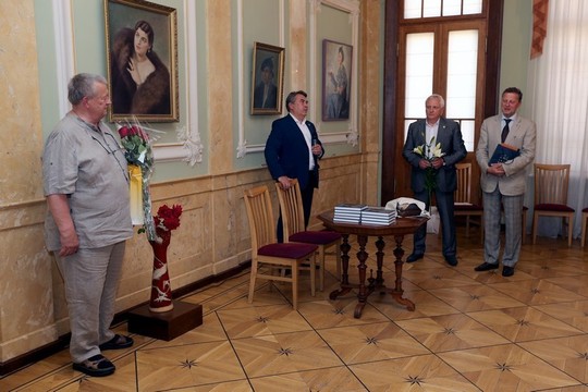 Kolekcininko E.Armoškos dovanotų paveikslų paroda atidaryta Ch.Frenkelio viloje Šiauliuose.<br>R.Parafinavičiaus nuotr.