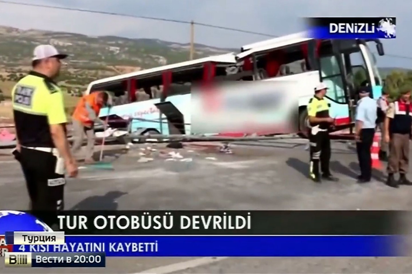 Avarija įvyko palijus. Autobusas posūkyje nuslydo nuo kelio ir apvirto.