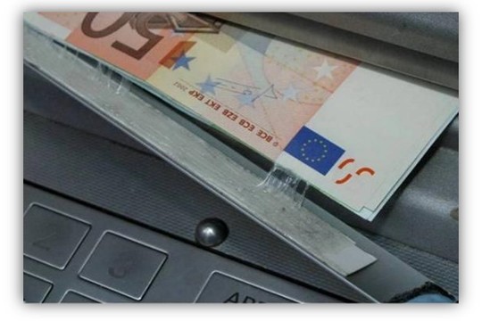 Įspėja: saugokitės bankomatuose įrengtų pinigų gaudyklių