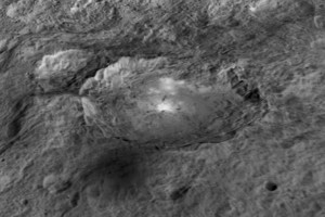 Mįslinguose Cereros krateriuose ledo nėra: tad kas ten žiba?