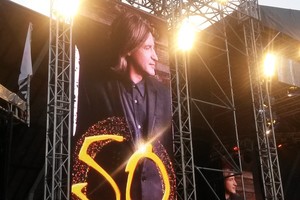 Ž. Žvaguliui per jubiliejinį koncertą Klaipėdoje nukirpo plaukus