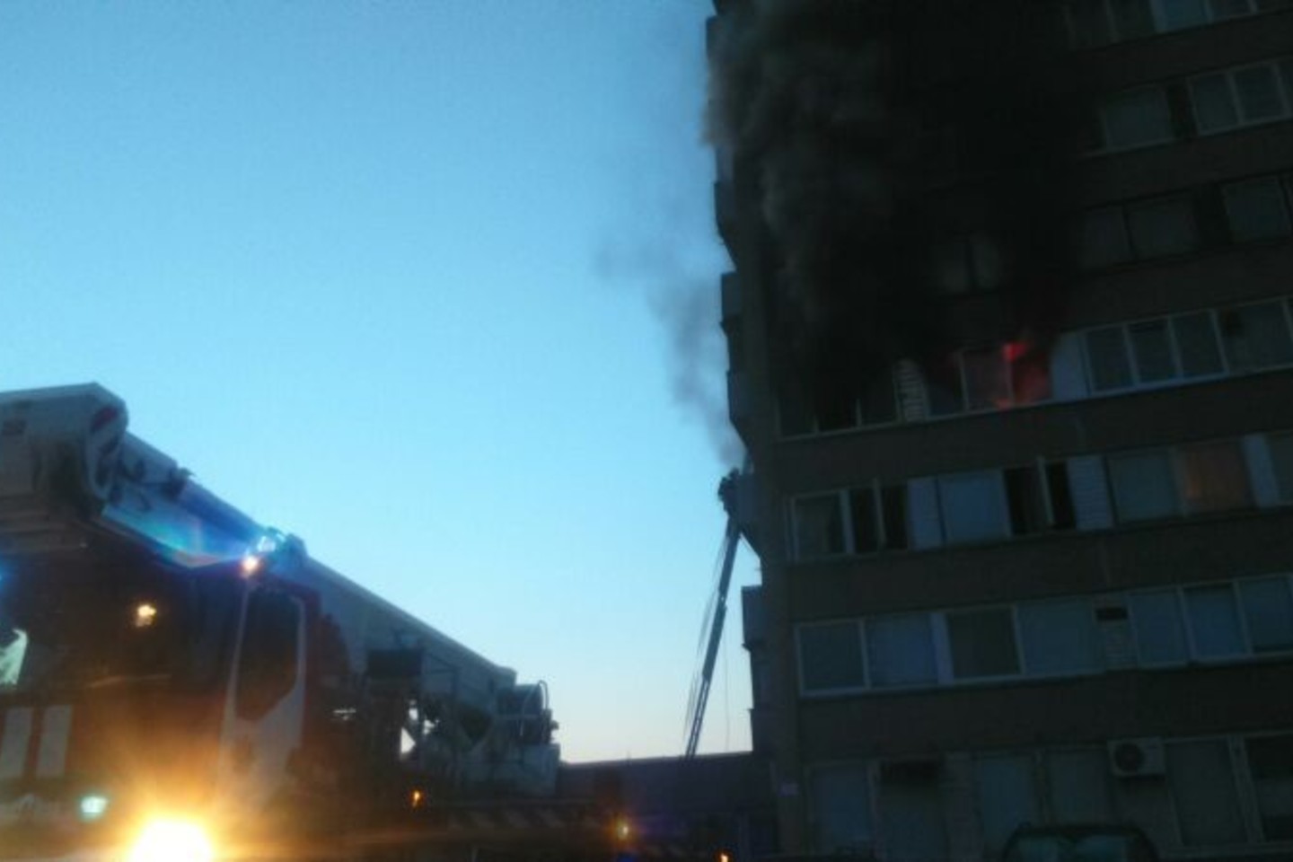 Penktadienio vakarą Vilniaus Žirmūnų gatvės 147-ojo namo ketvirtajame aukšte atvira liepsna smarkiai degė dviejų kambarių butas. Į įvykio vietą suplūdo gaisrininkų pajėgos.<br>E.Valiuškevičiūtės nuotr.