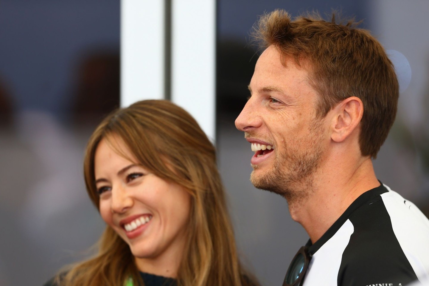 Apsvaiginę Jensoną Buttoną ir jo žmoną Jessicą anestezijos dujomis vagys išsinešė visus poros juvelyrinius dirbinius.<br>AFP/Scanpix nuotr.