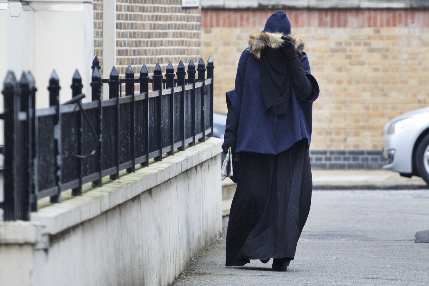 Estijoje siūloma uždrausti dėvėti burkas.