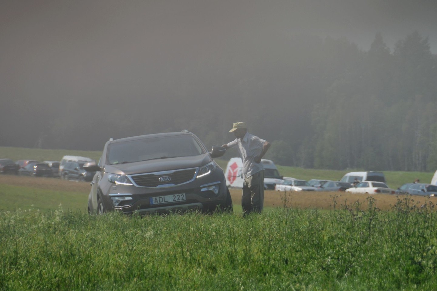 Su jo pievas mindančiais ralio gerbėjų automobiliais bejėgiškai bandė kovoti J.Atajevas.