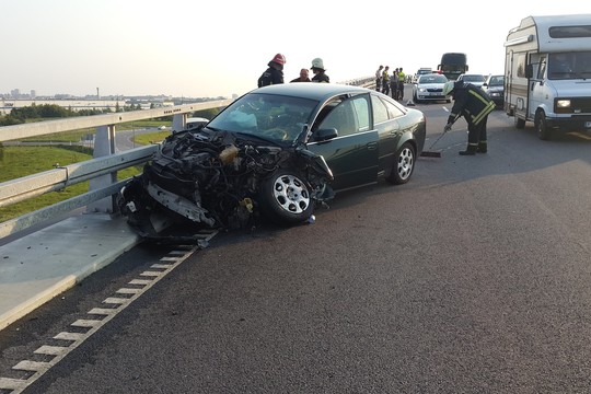 Lėkė iš Palangos į Vilnių: „Audi A6“ daužėsi į kelio atitvarus