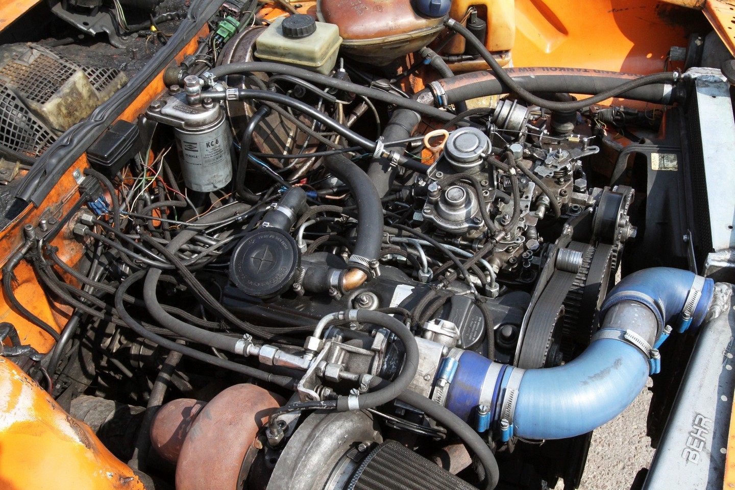 Didžiausi pakeitimai variklio skyriuje – tai du turbokompresoriai ir du degalų siurbliai.<br>Modesto Patašiaus nuotr.