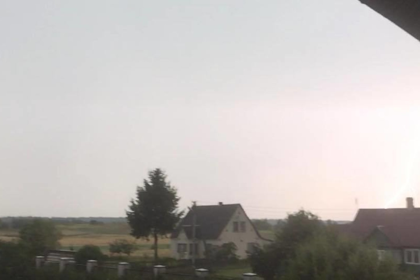 Nuotraukose užfiksuoti Lentvarį drebinę gaivališki žaibai.<br>A.Barisos nuotr.