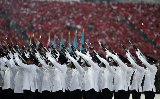 Singapūro gyventojai švenčia šalies pusės amžiaus jubiliejų.<br>AFP/Scanpix nuotr.