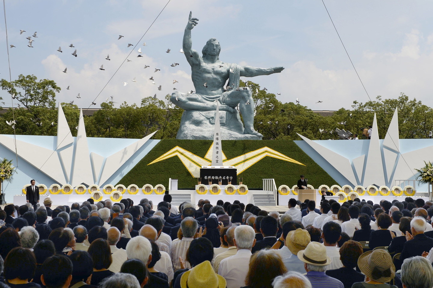 Žmonės susirinko Nagasakio taikos parke.<br>„Reuters“/ „Scanpix“ nuotr.
