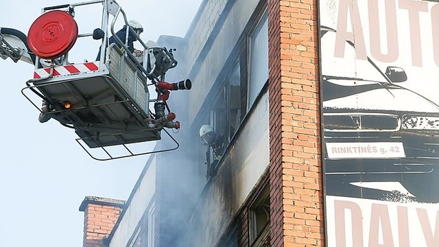 Vilniuje atvira liepsna degė penkiaaukščio butas