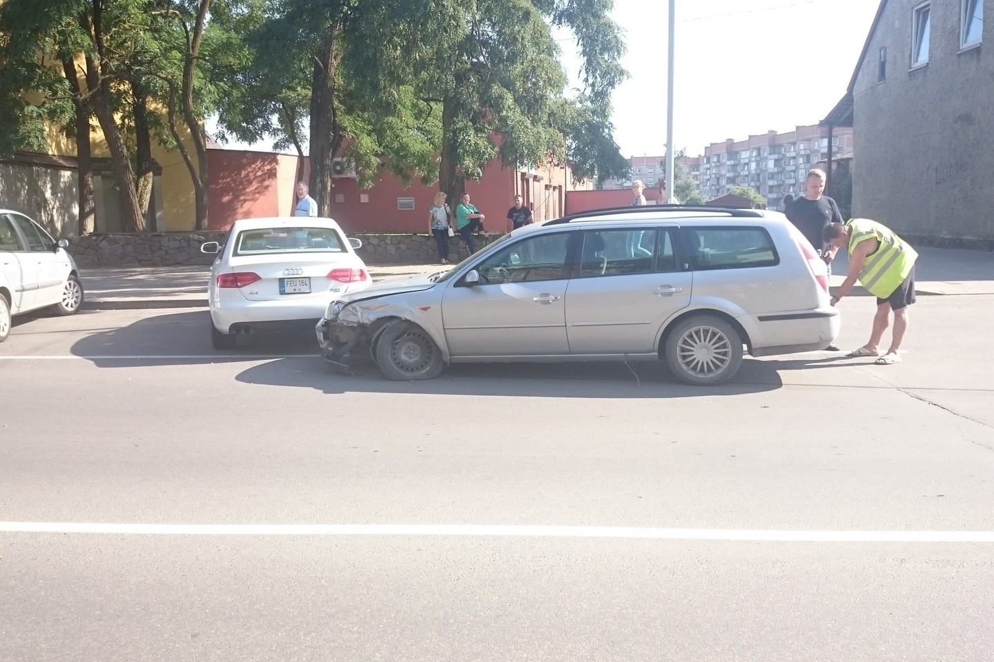 Šilutėje girtas vairuotojas apdaužė kelis automobilius.