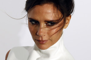 Stiliaus ikona Victoria Beckham pasipuošė pakaliko kostiumu