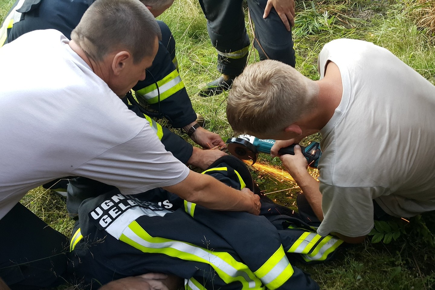 Į vandenį šokęs jaunuolis Šilutės rajone į armatūros gabalu persivėrė koją, vaikinui į pagalbą skubėjo ugniagesiai ir medikai.