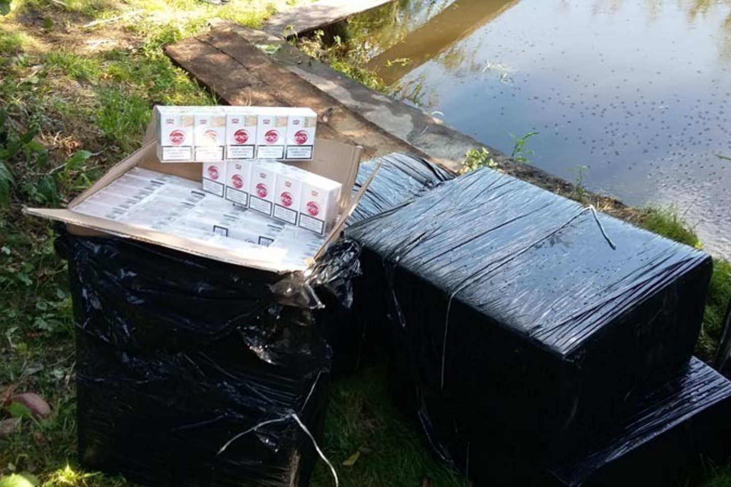 Šalčininkų r. kontrabandinės cigaretės iš Baltarusijos plaukė upeliu.