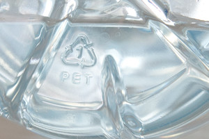 Geriate vandenį iš butelių? Pažiūrėkite į dugną