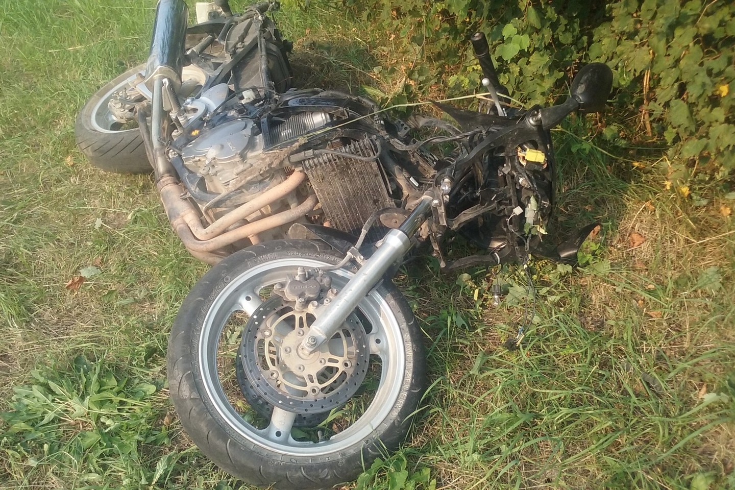 Širvintų rajone nuo kelio nuskriejo motociklas, vairuotojas žuvo.