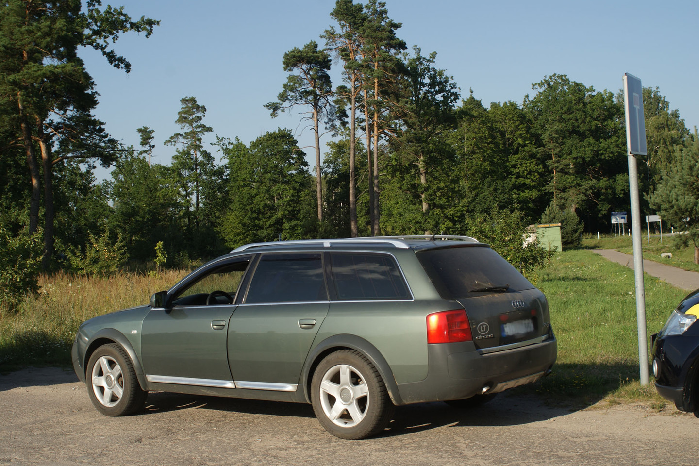 Rūkalai buvo sugrūsti į automobilį „Audi“.