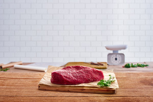 Kaip išsirinkti kokybišką šviežią mėsą? Padės testas pirštu