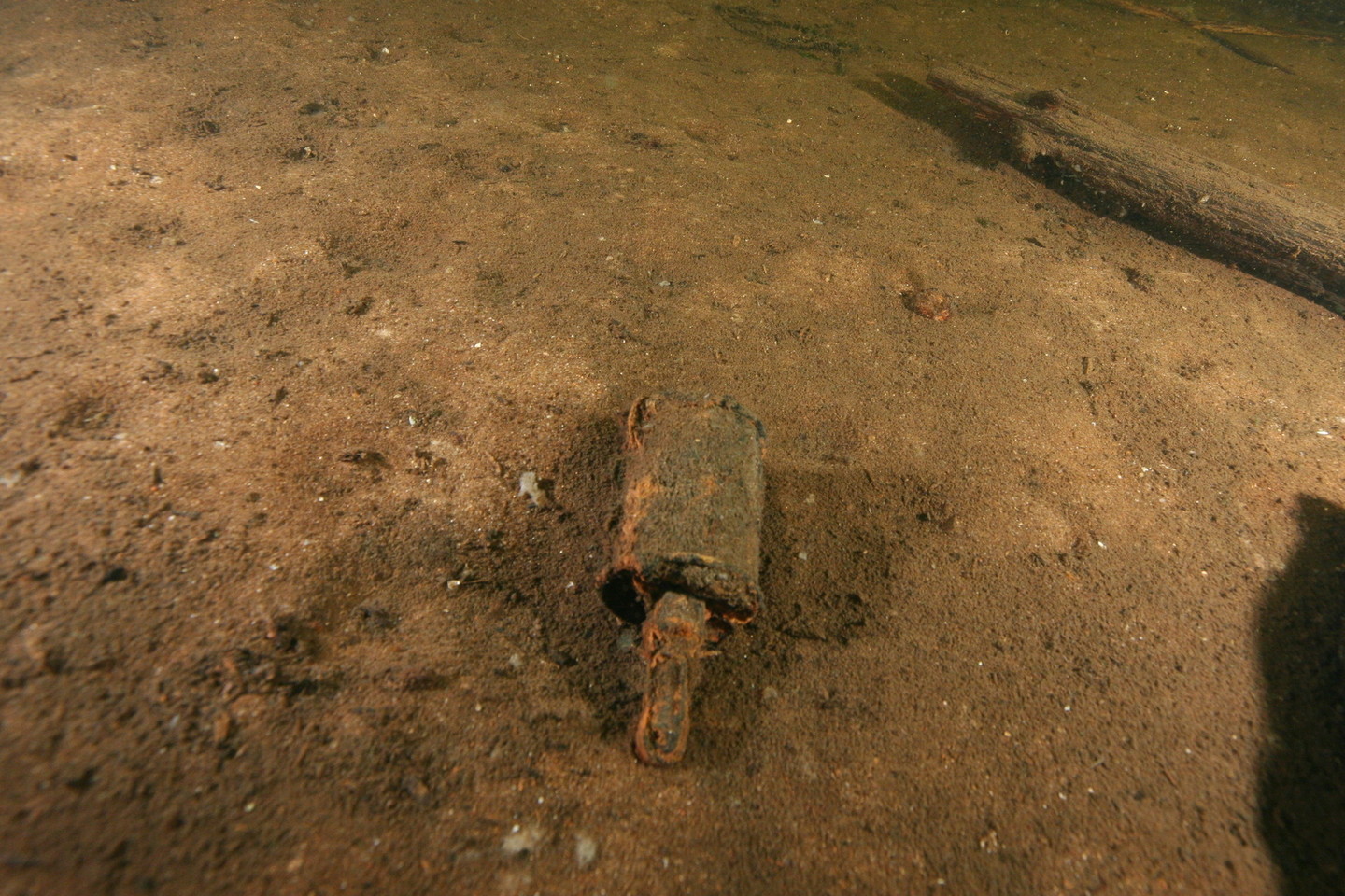 Ketvirtadienį atnaujinus sprogmenų paiešką, ežero dugne rasta ir rankinė granata, labai panaši į šią, fotografuotą anksčiau.<br>G.Krakausko nuotr.