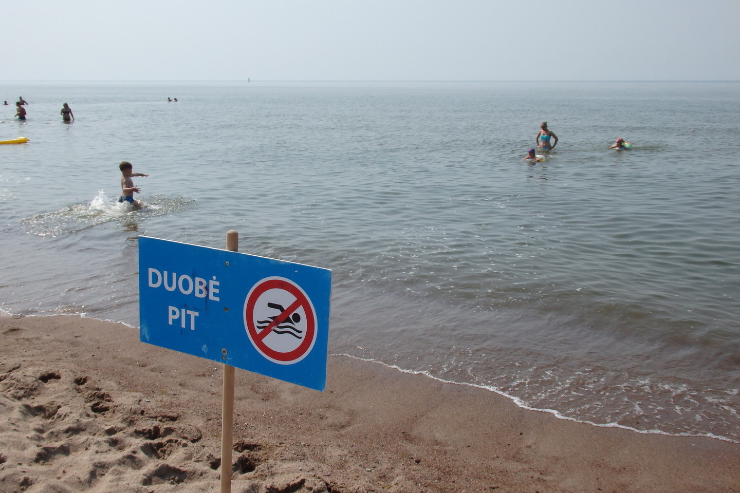 Paauglių būrys maudėsi šalia ženklo „Duobė“.