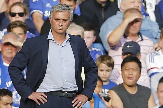 Įsiutęs J. Mourinho pyktį liejo ant žaviosios „Chelsea“ medikės