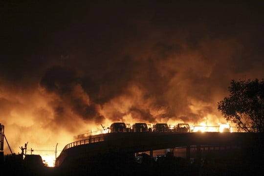 Tiandzine trečiadienį nugriaudėjo keli galingi sprogimai.<br>„Reuters“/“Scanpix“ nuotr.