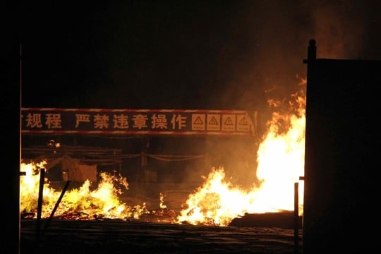 Tiandzine trečiadienį nugriaudėjo keli galingi sprogimai.<br>AFP/“Scanpix“ nuotr.