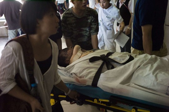 Nukentėjusieji užplūdo ligonines ir prieglaudomis paverstas mokyklas.<br>AFP/“Scanpix“ nuotr.