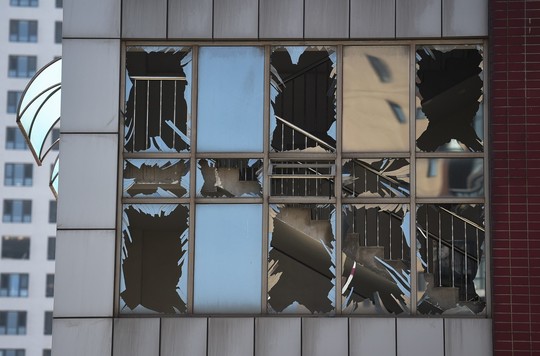 Sprogimo banga išdaužė pastatų langus 10 kilometrų spinduliu.<br>AFP/“Scanpix“ nuotr.