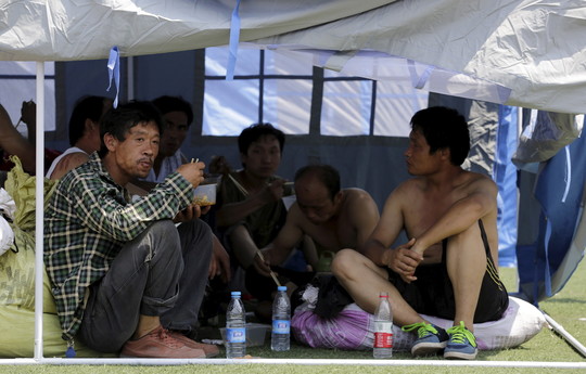 Aplinkinių rajonų gyventojai prieglobsčio ieškojo laikinuose būstuose.<br>„Reuters“/“Scanpix“ nuotr.