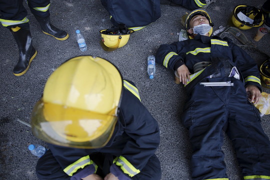 Įvykio vietoje dirba tūkstančiai ugniagesių, dešimtys jų yra laikomi dingusiais be žinios.<br>„Reuters“/“Scanpix“ nuotr.