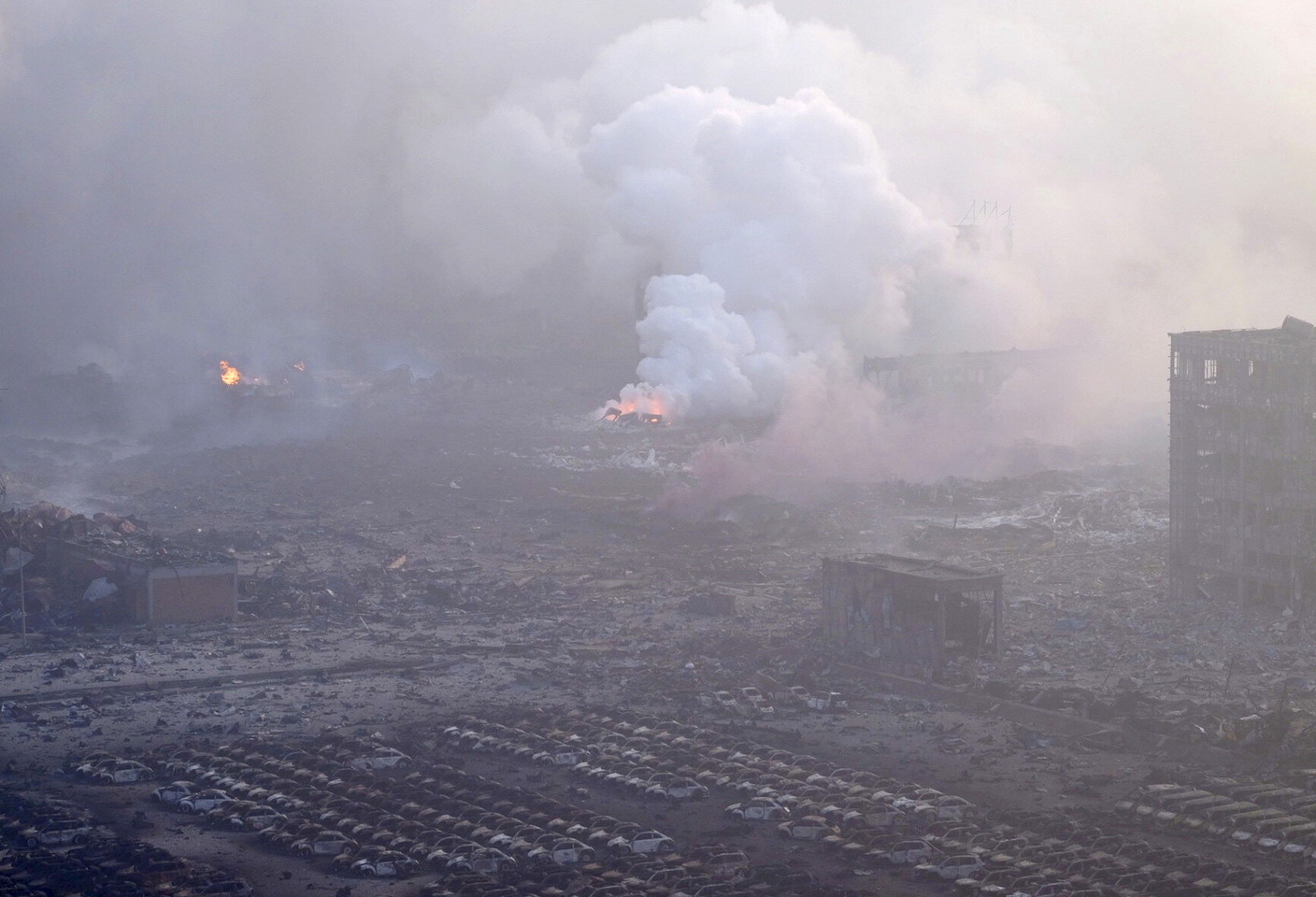 Gaisrai nesiliovė ir ketvirtadienio rytą.<br>„Reuters“/“Scanpix“ nuotr.