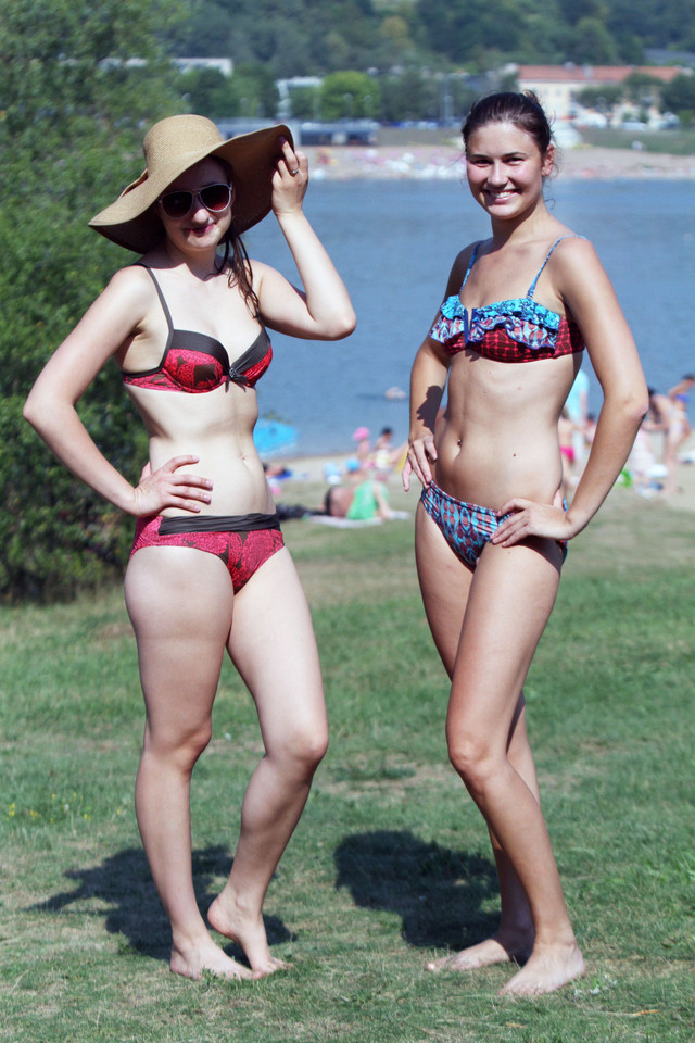 Kauno paplūdimiuose merginos demonstruoja bikinius.<br>M.Patašiaus nuotr.