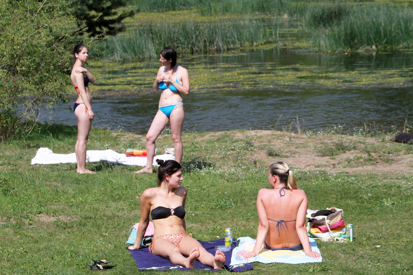 Kauno paplūdimiuose merginos demonstruoja bikinius.<br>M.Patašiaus nuotr.