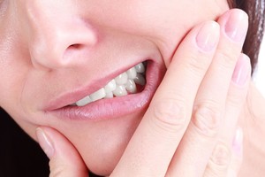 15 natūralių naminių priemonių dantų skausmui numalšinti