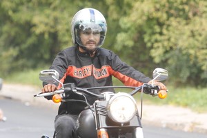 Aprangą Vaidas Baumila derina prie stilingo motociklo