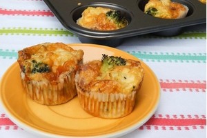 Vėlyviems savaitgalio pusryčiams – keksiukai su šonine