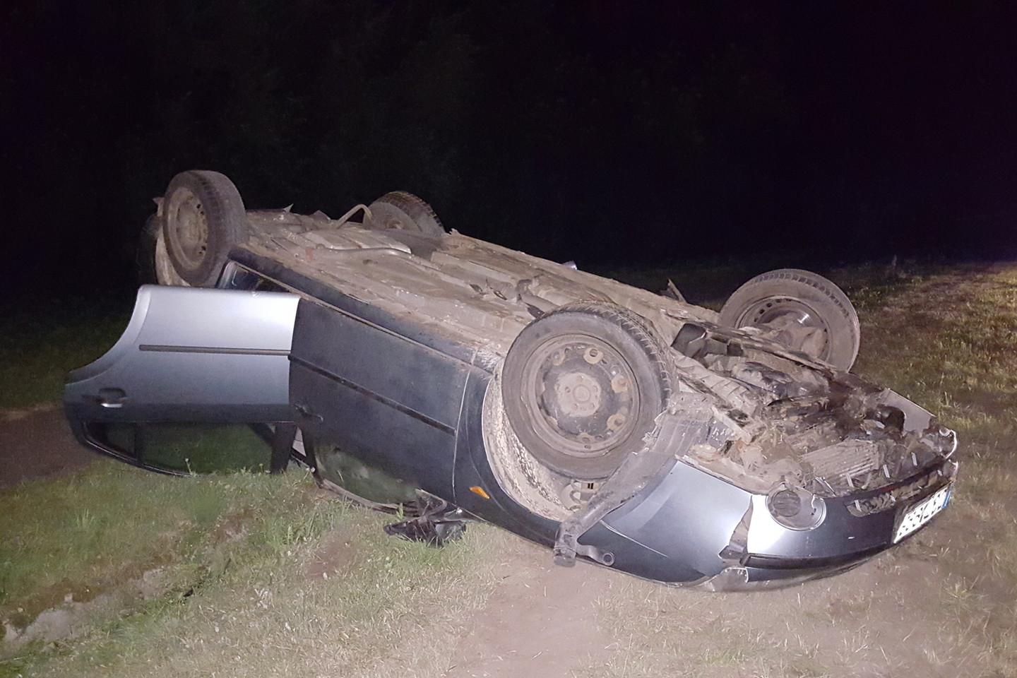 Vilniuje apsivertė girto ir beteisio vairuotojo automobilis, vairuotojas sužeistas,