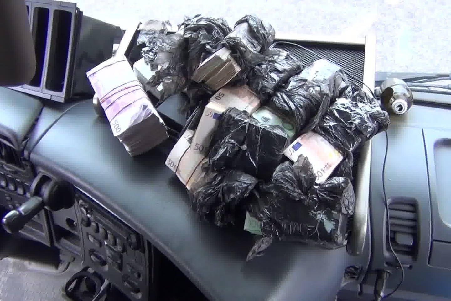 Į muitinės kriminalistų pasalą prie Kauno įkliuvo vairuotojas, slapta vežęs apie 700 tūkst. eurų.