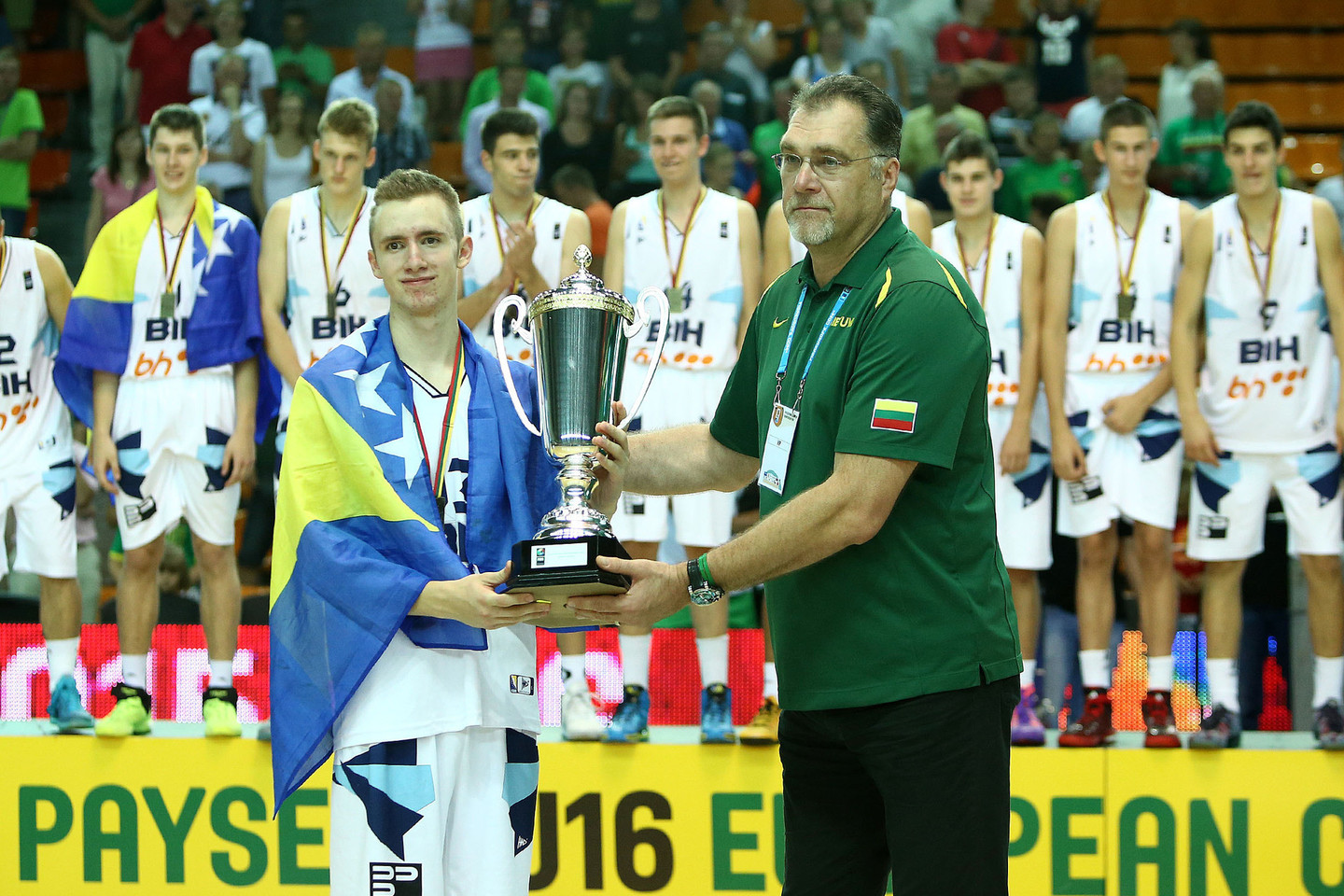 A.Sabonis čempionų taurę įteikė bosnių žvaigždei Dž.Musai, kuris finale pelnė 33 taškus.<br>G.Šiupario nuotr.