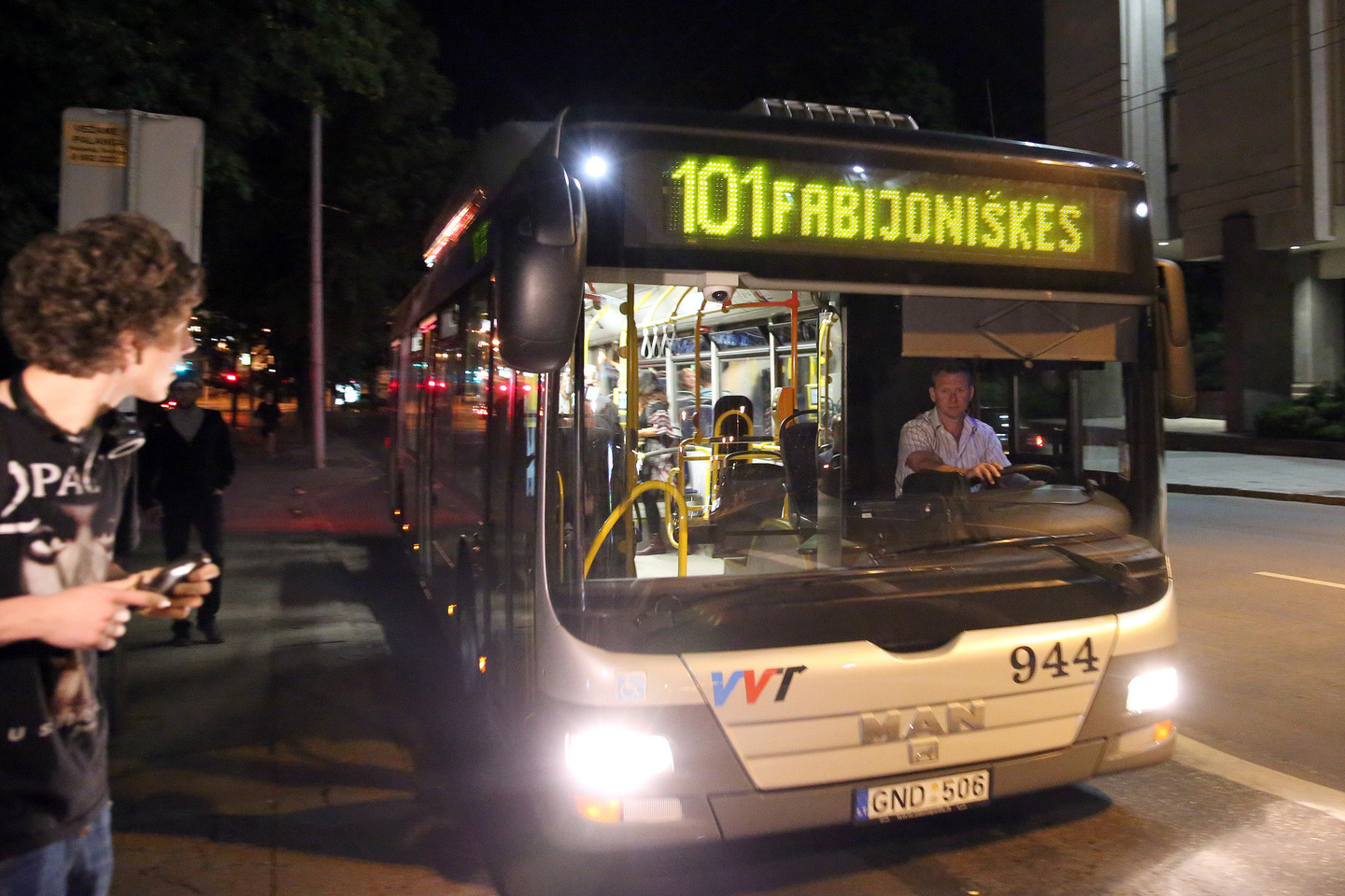 Į sostinės gatves po ilgos pertraukos grįžo naktiniai autobusai.