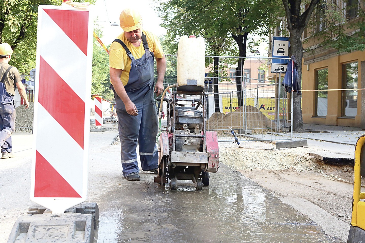 Tvyrant alinantiems karščiams Kauno gatvių taisymo darbai nesiliauja.
