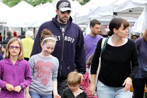 Neištikimybe įtariamas B. Affleckas gimtadienį šventė su šeima