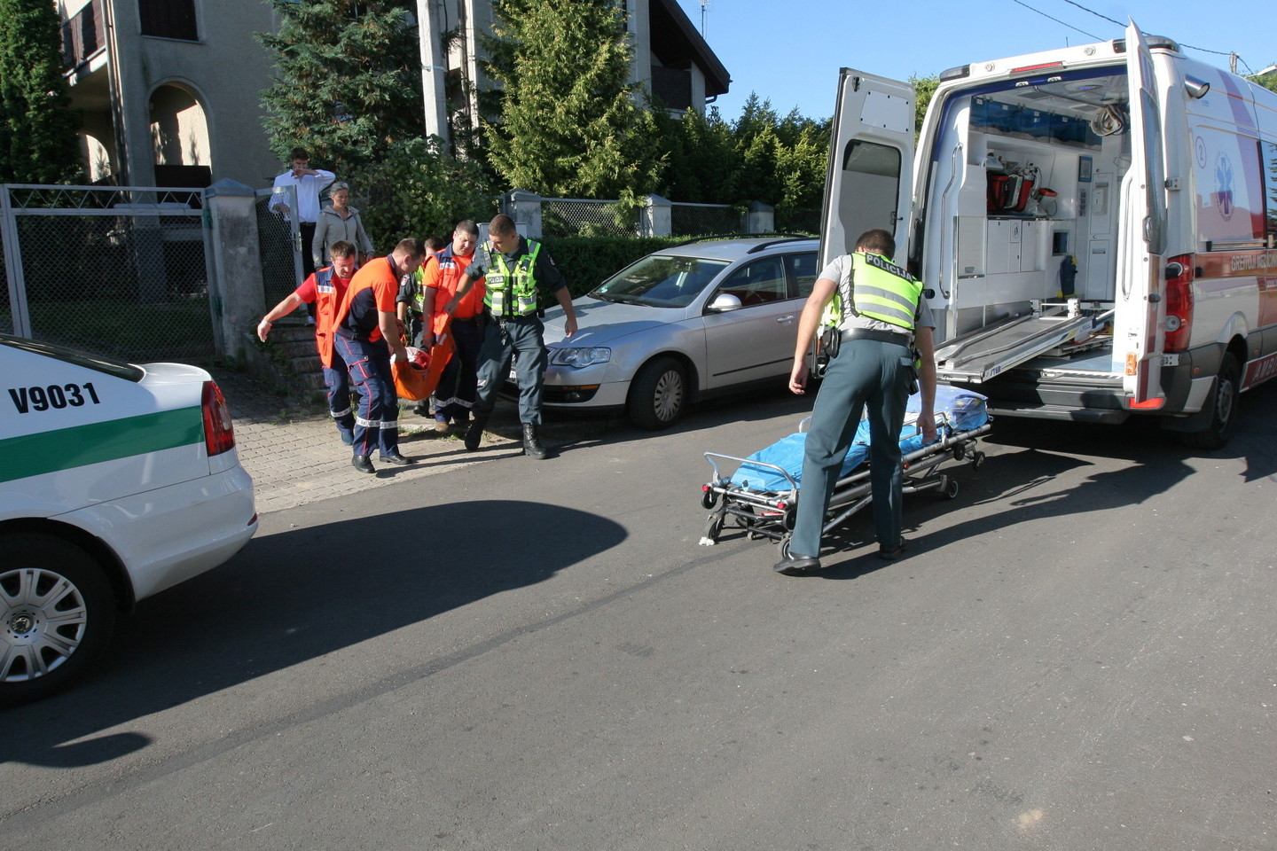 Į įvykio vietą atvyko policijos pareigūnai ir medikai.